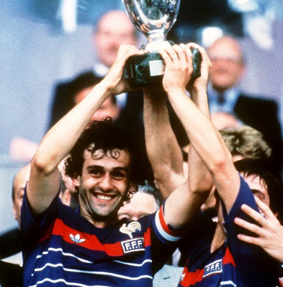 Ein grosser Moment für Frankreich: Captain Michel Platini stemmt den Pokal nach dem EM-Sieg 1984 in die Höhe.