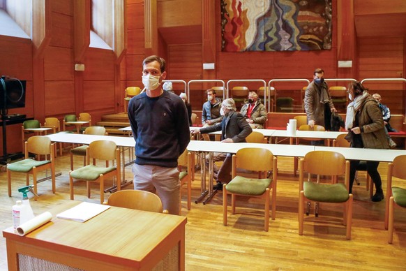 Sport Bilder des Tages 20210112 Hauptverhandlung gegen Ex-Radprofi Stefan Denifl wegen gewerbsmäßigen schweren Betrug INNSBRUCK, ÖSTERREICH - JANUARY 12: Ex-Radsportler Stefan Denifl vor dem Tisch der ...