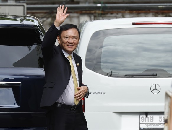 epa12316331 Former Thai Prime Minister Thaksin Shinawatra waves after arriving at the Criminal Court to hear the court&#039;s decision on charges of insulting the monarchy, in Bangkok, Thailand, 22 Au ...