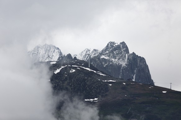 THEMENBILD ZUR ENERGIEDEBATTE IM NATIONALRAT WAEHREND DER FRUEHJARSESSION --- Windkraftanlagen des Elektrizitaetswerks Ursern auf dem Guetsch von Hospental aus gesehen, aufgenommen am 16. Mai 2013. (K ...
