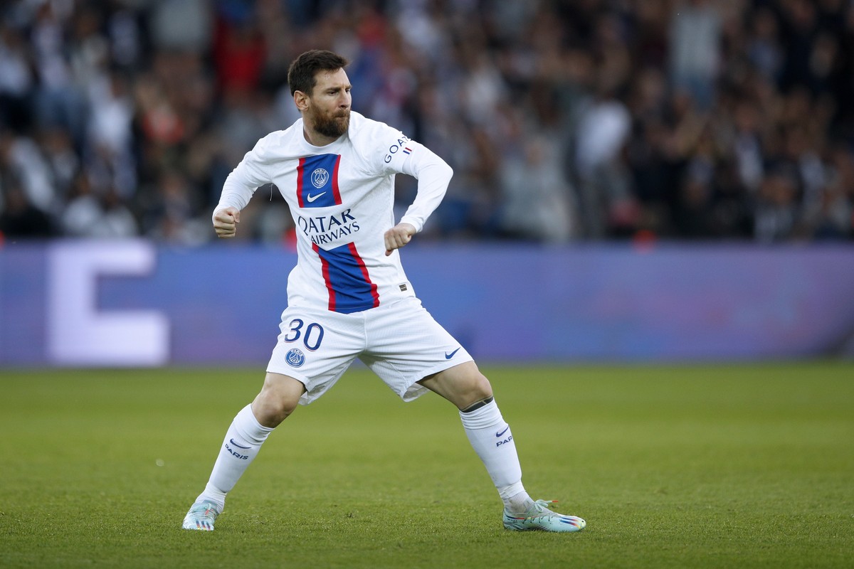epa10273531 Paris Saint Germain's Lionel Messi celebrates scoring the 2-2 goal during the French Ligue 1 soccer match between PSG and Troyes, in Paris, France, 29 October 2022. EPA/YOAN VALAT