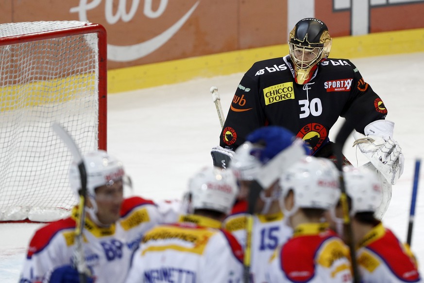 Berns Torhueter Leonardo Genoni nach dem Tor zum 0-5 durch Klotens Klotens Drew Shore im Eishockey Meisterschaftsspiel der National League A zwischen dem SC Bern und dem EHC Kloten, am Samstag, 19. No ...