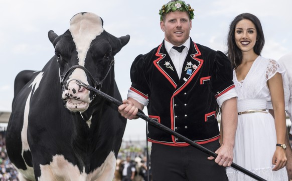 Der Berner Matthias Glarner freut sich als neuer Schwingerkoenig neben dem Siegermuni &quot;Mazot de Cremo&quot; und Miss Schweiz Lauriane Sallin am Eidgenoessischen Schwing- und Aelplerfest (ESAF) Es ...