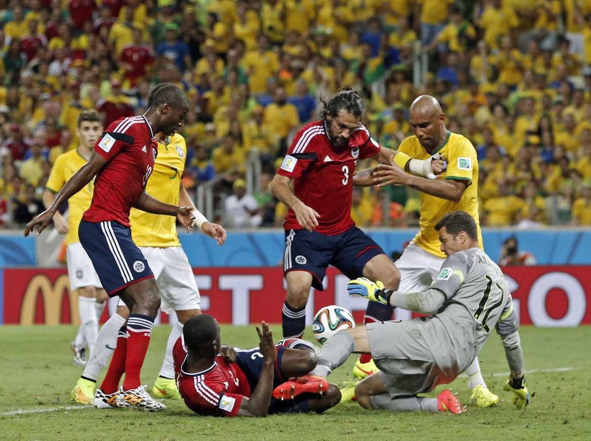 epa04299675 Colombia's Adrian Ramos (L-R), Brazil's Thiago Silva, Colombia's Cristian Zapata, Colombia's Mario Yepes, Brazil's goalkeeper Julio Cesar, and Brazil's Maicon ...