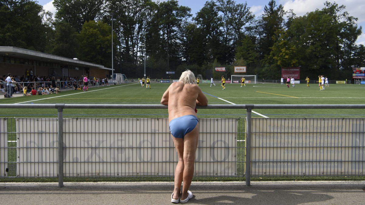 Ein Mann im Badeanzug beobachtet das Fussball Meisterschaftsspiel der Women's Super League zwischen dem BSC YB-Frauen und dem Servette FC Chenois Feminin, am Sonntag, 12. September 2021, im Sport ...