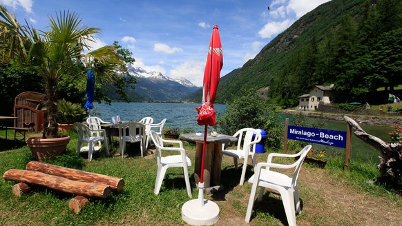 Das suedliche Ufer des Lago di Poschiavo in Miralago im buendnerischen Puschlav, aufgenommen am Mittwoch, 3. Juni 2009. (KEYSTONE/Arno Balzarini)