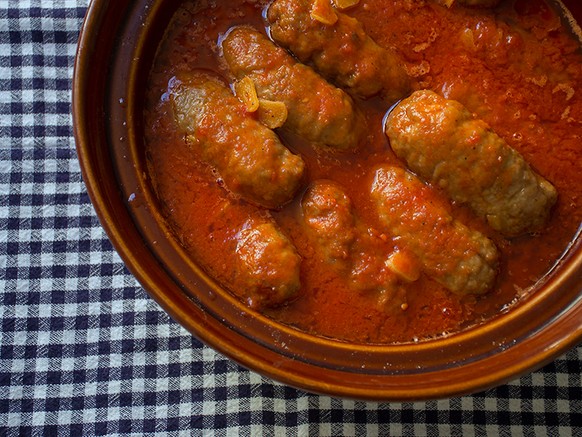 http://katerinaskouzina.com/recipe-items/soutzoukakia-smyrneika-meatballs-in-tomato-sauce/ Soutzoukakia Smyrneika würstchen hacktätschli tomatensauce griechisch griechenland