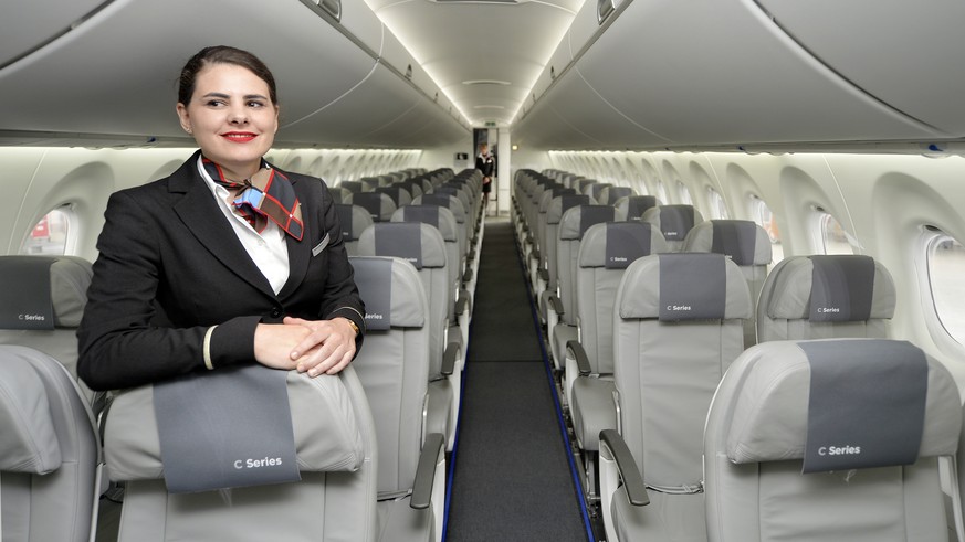 Eine Stewardess posiert zwischen den Sitzreiehen im Inneren des Bombardier CS100, dem neuen Flugzeug der Swiss, an einer Medienkonferenz auf dem Flughafen Zuerich in Kloten, am Donnerstag, 18. Juni 20 ...