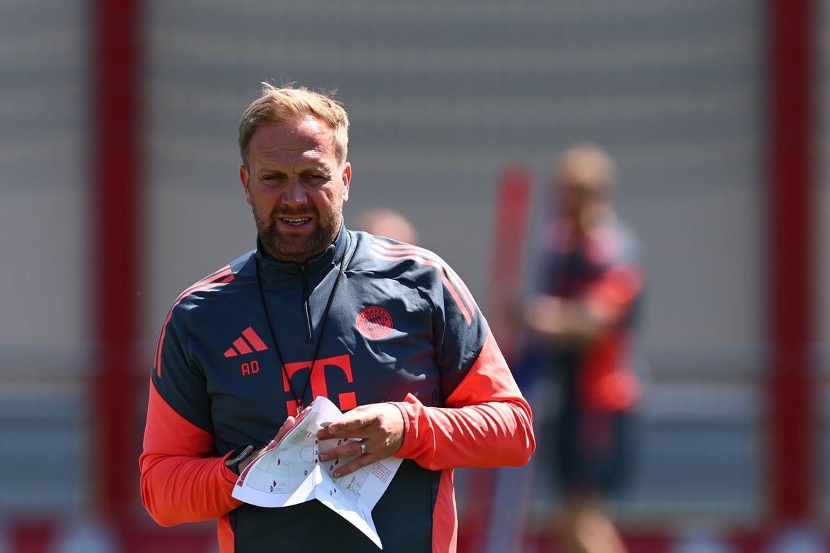 epa12917003 Bayern Munich assistant coach Aaron Danks looks on during the team's training session in Munich, Germany, 27 April 2026. Bayern Munich will face Paris Saint-Germain in the UEFA Champi ...