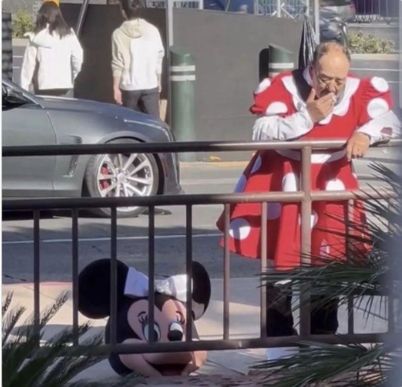 Minnie Mouse ist eigentlich ein alter, rauchender Mann