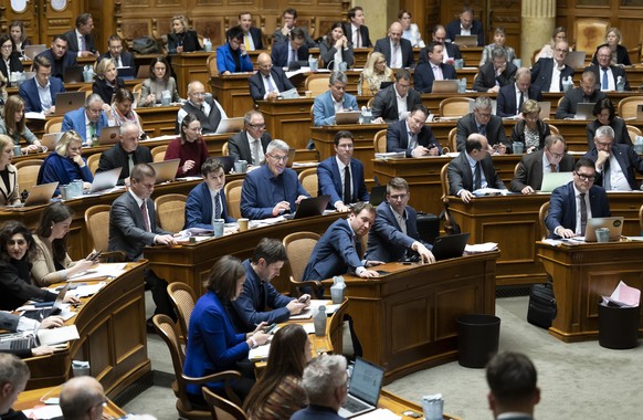 Parlamentarier debattieren waehrend der Wintersession der Eidgenoessischen Raete, am Dienstag, 29. November 2022 im Nationalrat in Bern. (KEYSTONE/Anthony Anex)