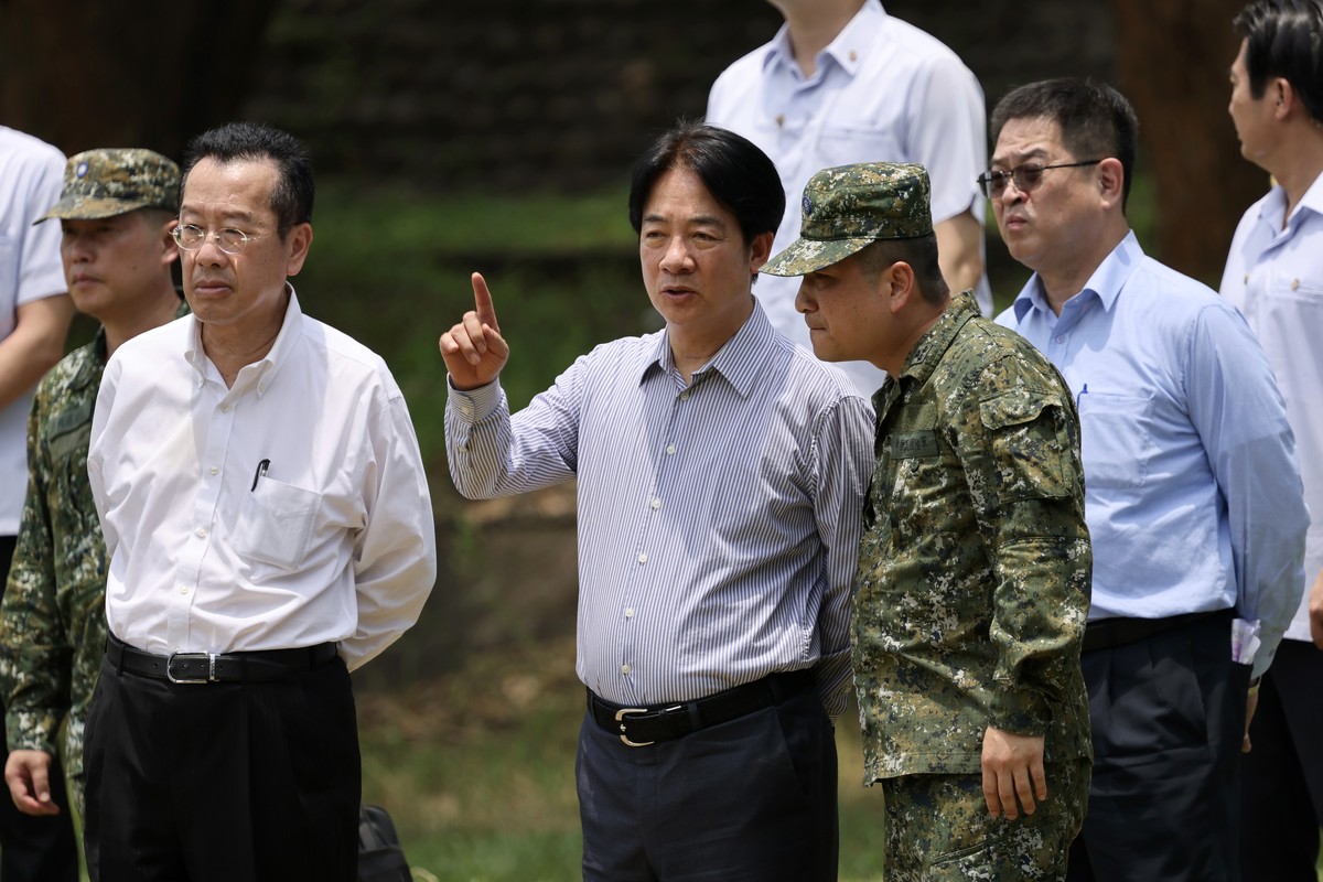 epa11442639 Taiwanese President Willaim Lai (C) and Defense Minister Wellington Koo (L) observe the training of new army recruits at a military camp in Taichung, Taiwan, 28 June 2024. Lai visited the  ...