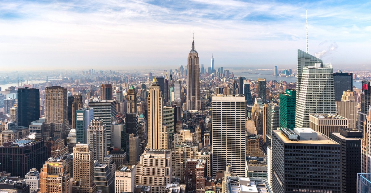 Manhattan - April 2015, New York, USA: Blick vom Rockefeller Center auf Lower Manhattan am fr