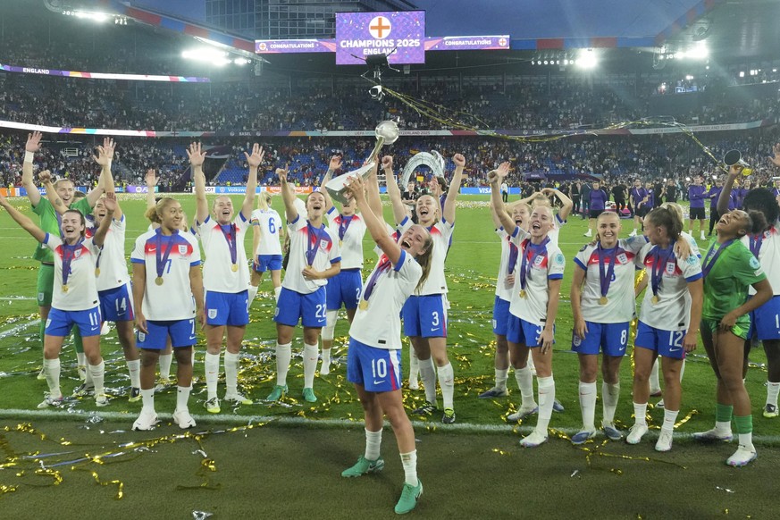 England players celebrate after winning the Women&#039;s Euro 2025 final soccer match between England and Spain at St. Jakob-Park in Basel, Switzerland, Sunday, July 27, 2025. (AP Photo/Martin Meissne ...