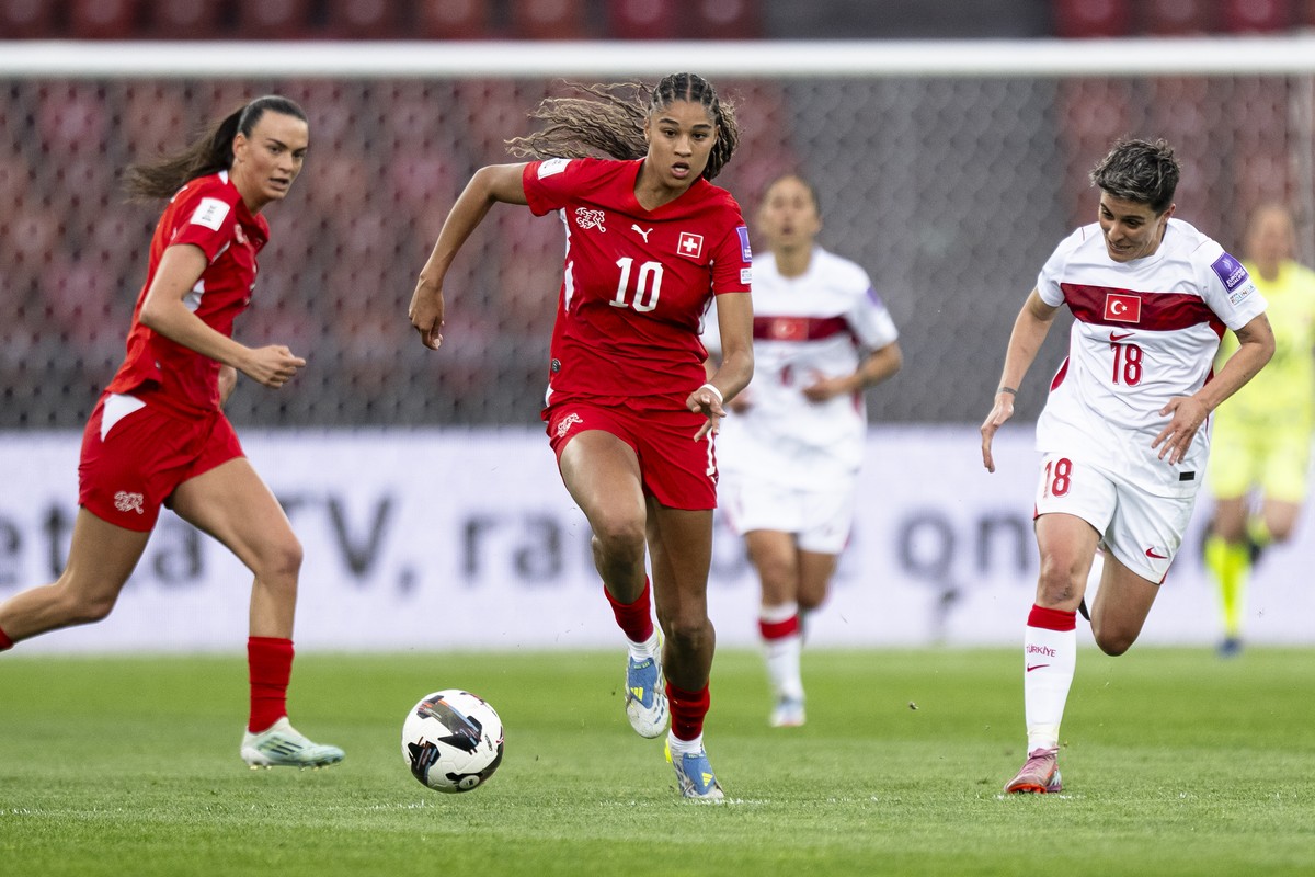 Switzerland's Sydney Schertenleib, center, fights for the ball with Turkey's Basak Icinoezbebek, right, during the FIFA 2027 Women's World Cup League B - Group B2 qualifying soccer matc ...