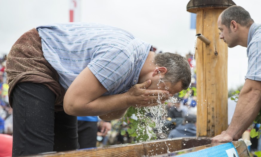 Arnold Forrer bereitet sich am Brunnen auf den 5. Gang vor, am Sonntag, 3. August 2014 beim Nordwestschweizer Schwingfest in Zuchwil. (KEYSTONE/Peter Klaunzer)