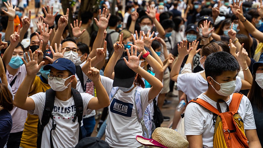 Es gehen noch immer Tausende auf die Strasse, aber Millionen bleiben Zuhause: Die Angst vor dem umstrittenen Sicherheitsgesetz aus Peking ist gross in Hongkong.
