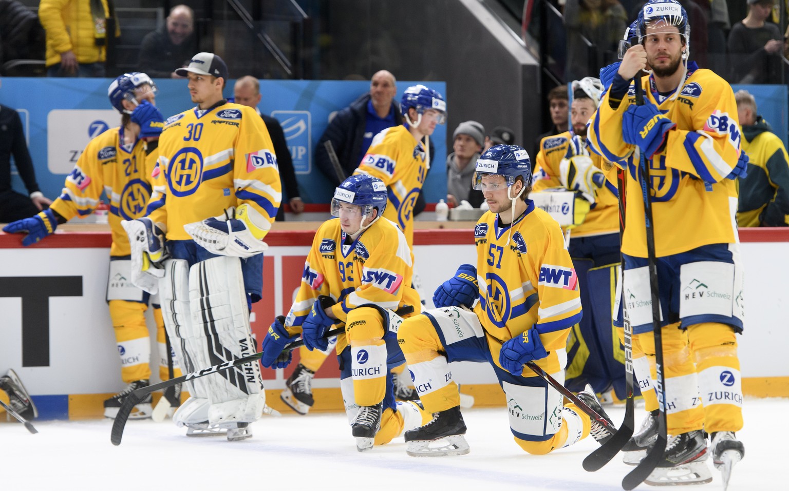 Les joueurs davosiens montrent leur deception apres la finale de Coupe de Suisse de hockey sur glace Swiss Ice Hockey Cup, entre HC Ajoie et HC Davos ce dimanche 2 fevrier 2020 a la patinoire de la Va ...