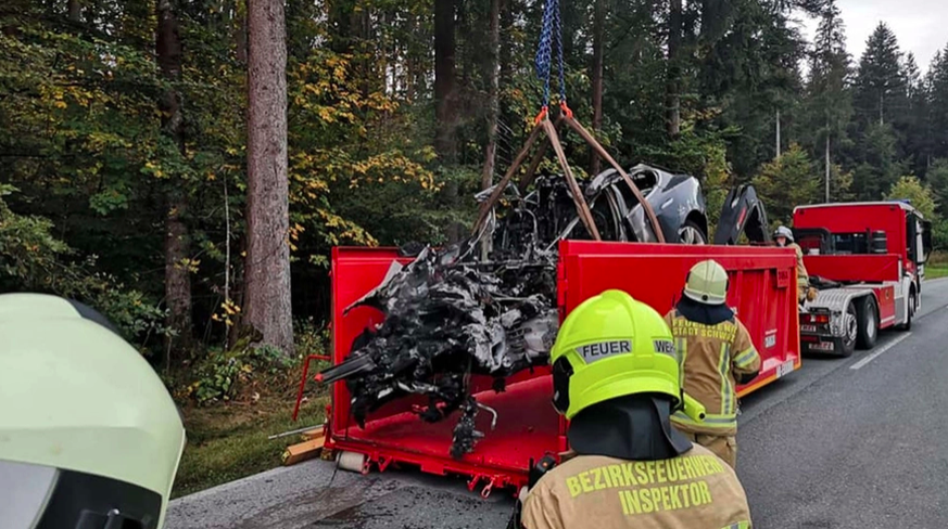 Am 4. Oktober bargen Feuerwehr-Leute ein Tesla-Wrack. Bis heute ist unklar, was damit passieren soll.