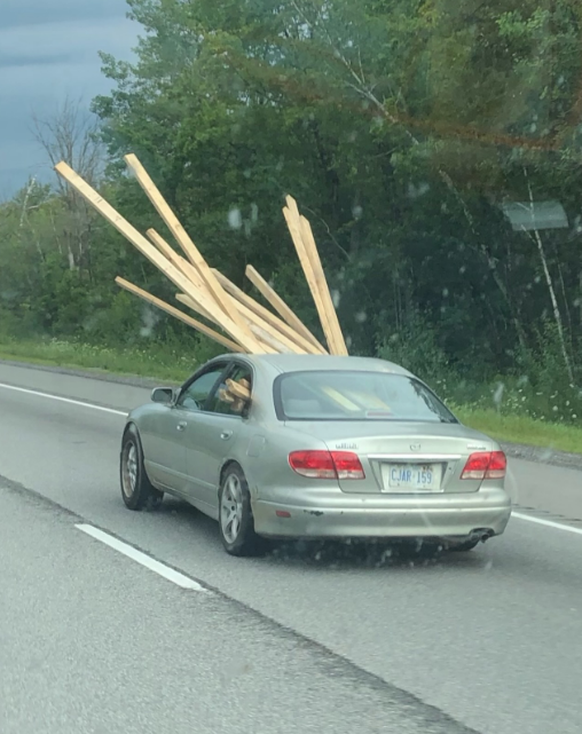 Lustige Fails: Auto mit Brettern