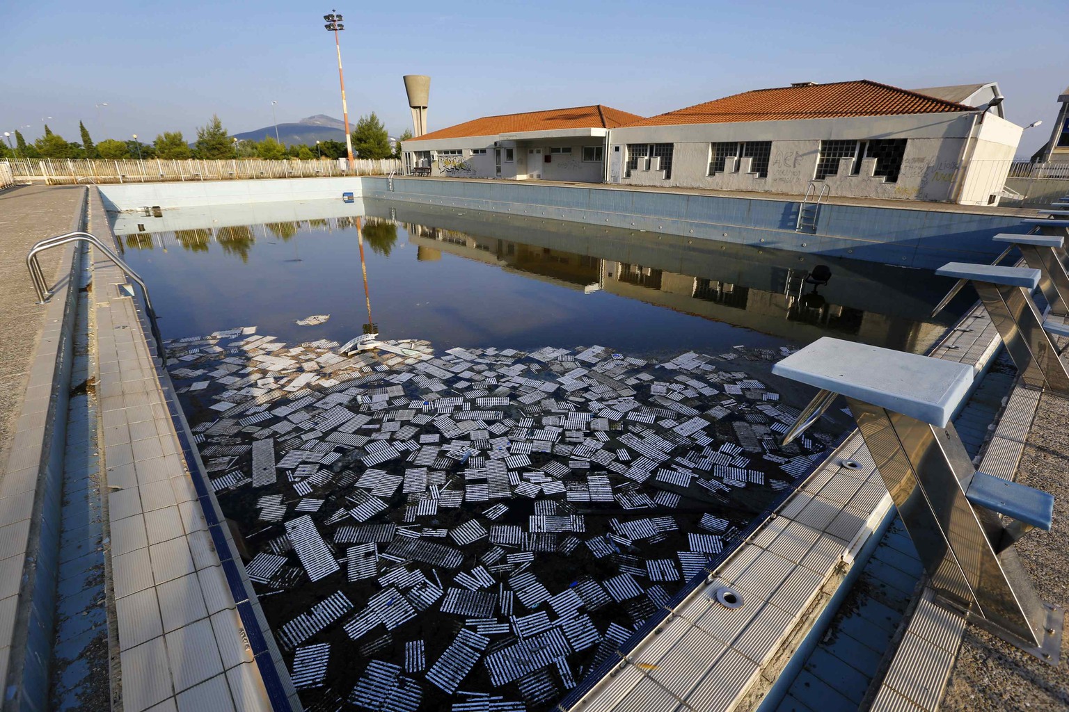 Dieser Pool im olympischen Dorf lädt nicht unbedingt zum Baden ein.