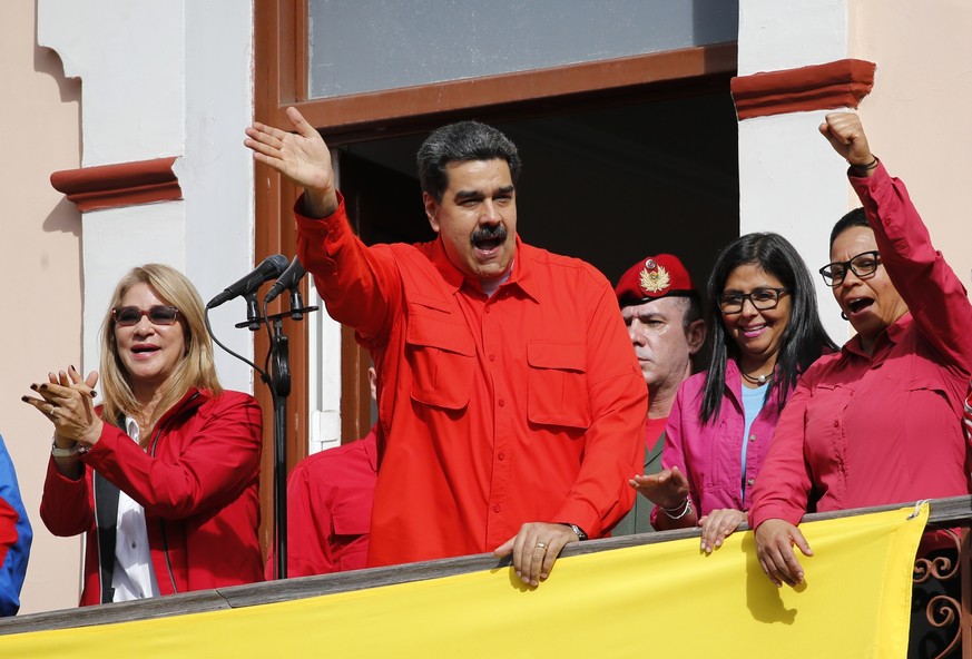 Venezuelas Präsident Nicolas Maduro spricht von seinem Balkon aus zum Volk.