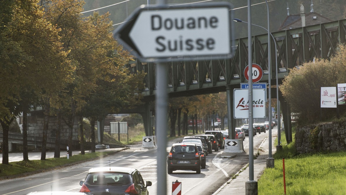 French car drivers in Le Locle, canton of Neuchatel, Switzerland, drive toward the Swiss border, pictured on October 22, 2013. (KEYSTONE/Christian Beutler)

Franzoesische Autofahrer in Le Locle, Kt. N ...