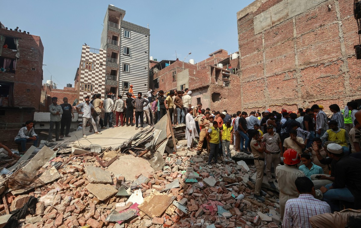 epa12040558 National Disaster Response Force (NDRF) personnel operate at the site of a residential building that collapsed in the Mustafabad area in Delhi, India, 19 April 2025. According to the India ...