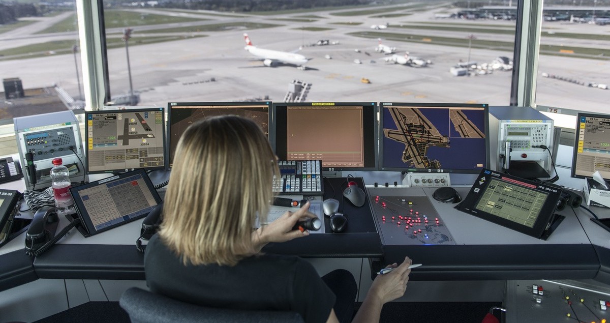 Eine Mitarbeiterin von Skyguide kontrolliert die Monitore und hat Blick auf das Flugfeld, bei Skyguide im Tower des Flughafen Zuerich Kloten, aufgenommen am 10. April 2014. Im Tower am Flughafen Zueri ...