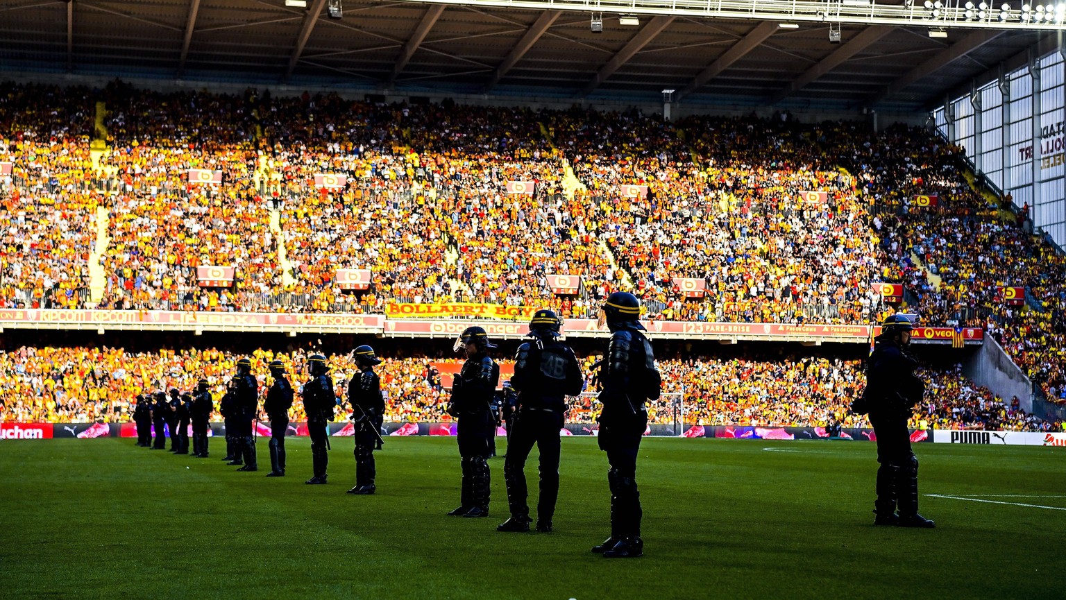 Die Polizei markiert im Stadion von Lens Präsenz.