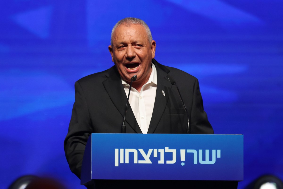 epaselect epa13331590 Leader of the Yashar party and former Israeli military chief, Gadi Eisenkot delivers a speech during the party's final countdown campaign rally in Tel Aviv, Israel, 25 Octob ...
