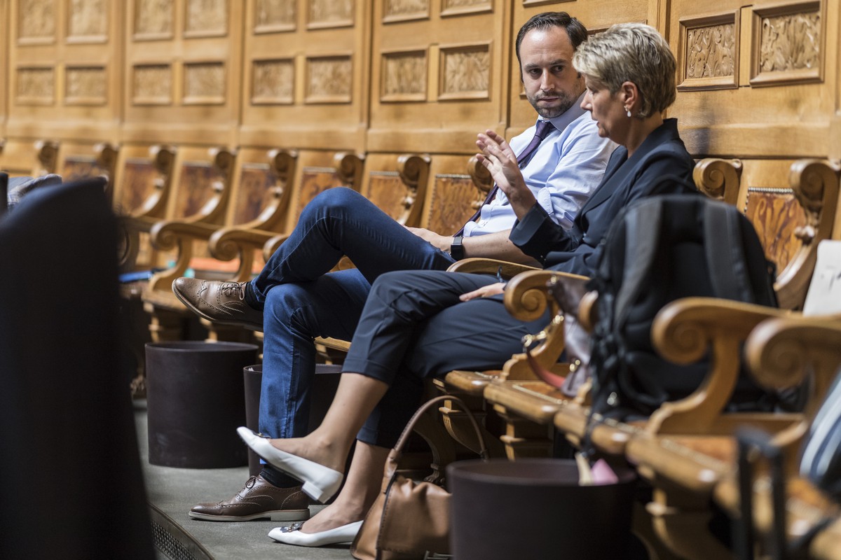 Staenderaetin Karin Keller-Sutter, FDP-SG, links, diskutiert mit Christian Wasserfallen, FDP-BE, an der Sommersession der Eidgenoessischen Raete, am Montag, 12. Juni 2017 im Nationalrat in Bern. (KEYS ...