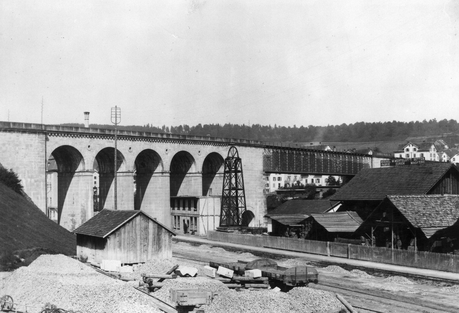 Eisenbahnviadukt im Bau, Bildmitte Pfeiler der Drahtseiltransmission des Lettenwerks. 11. September 1892.