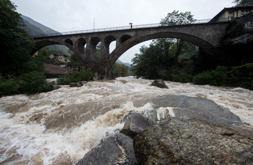 Der nach heftigen Regenfaellen angeschwollene Fluss Ticino bei Giornico TI in der Leventina, aufgenommen am Montag, 13. Oktober 2014. Gebietsweise seien im Tessin von Sonntag auf Montag bis zu 100 Lit ...