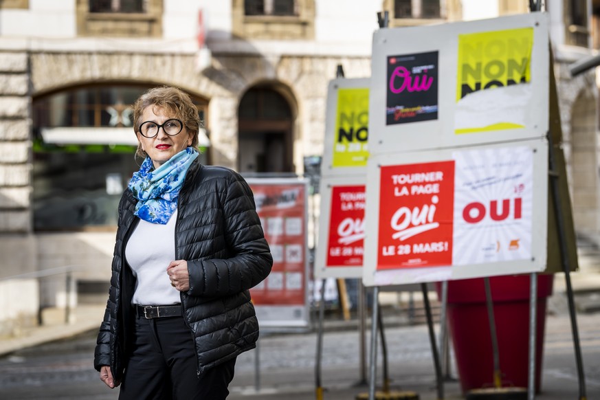 Morena Pozner, du mouvement antiseparatiste &quot;Moutier Plus&quot;, pose dans une rue devant des affiches le jeudi 4 mars 2021 a Moutier. Le 28 mars prochain, les Prevotois doivent revoter sur l&#03 ...