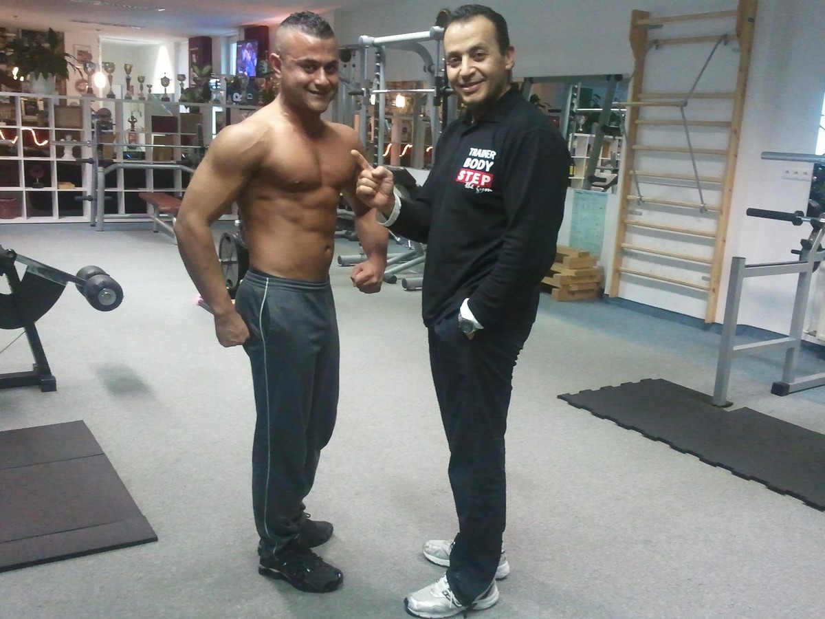 Kann heute wieder normale Jeans tragen: Mustafa Mohammad (r.)