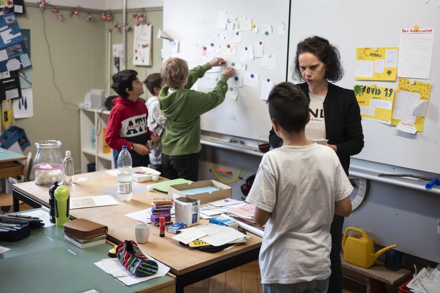 Klassenlehrerin Nina Brunner empfaengt ihre Schuelerinnen und Schueler der fuenften Klasse, fuer die ersten zwei Tage je in der halben Klasse, am Tag der Wiedereroeffnung der Lorraineschule, am Montag ...