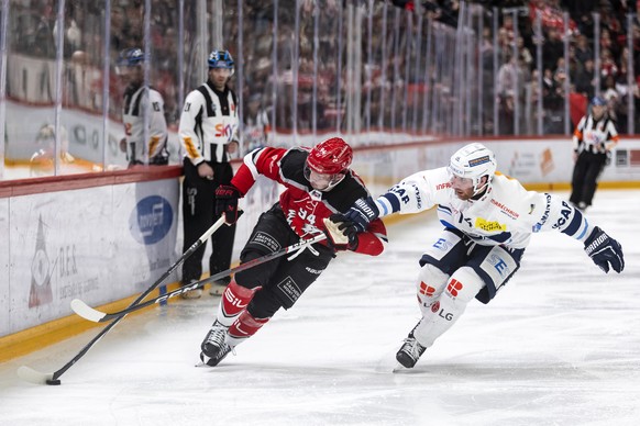 L&#039;attaquant lausannois Tim Bozon, gauche, lutte pour le puck avec le defenseur tessinois Jared McIsaac, droite, lors du match du championnat suisse de hockey sur glace de National League entre le ...