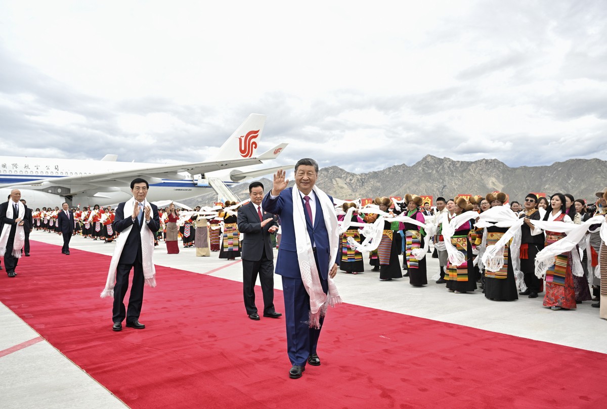 epa12313828 Chinese President Xi Jinping waves to people upon his arrival in Lhasa, in southwest China's Xizang Autonomous Region, also known as Tibet, 20 August 2025 (issued 21 August 2025). Xi, ...