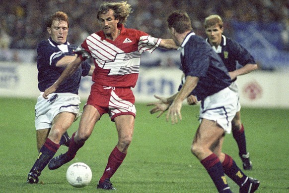 Heinz Hermann (hier gegen Schottland) ist Anfang der 90er-Jahre der torgefährliche Denker und Lenker im Schweizer Spiel.