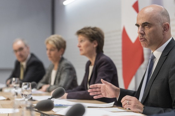 Swiss Federal president Simonetta Sommaruga, 2nd from right, and Federal councillors Alain Berset, Karin Keller-Sutter, and Guy Parmelin, from right, brief the media about the latest measures to fight ...