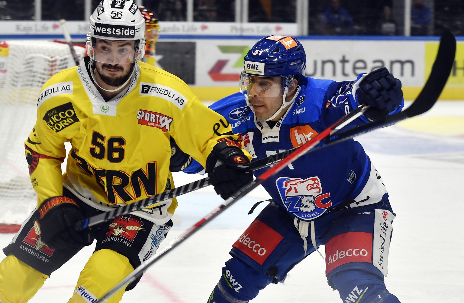 Der Zuercher Justin Azevedo, rechts, gegen den Berner Christian Pinana, links, beim Eishockeyspiel der National League ZSC Lions gegen den SC Bern im Zuercher Hallenstadion am Samstag, 2. Oktober 2021 ...