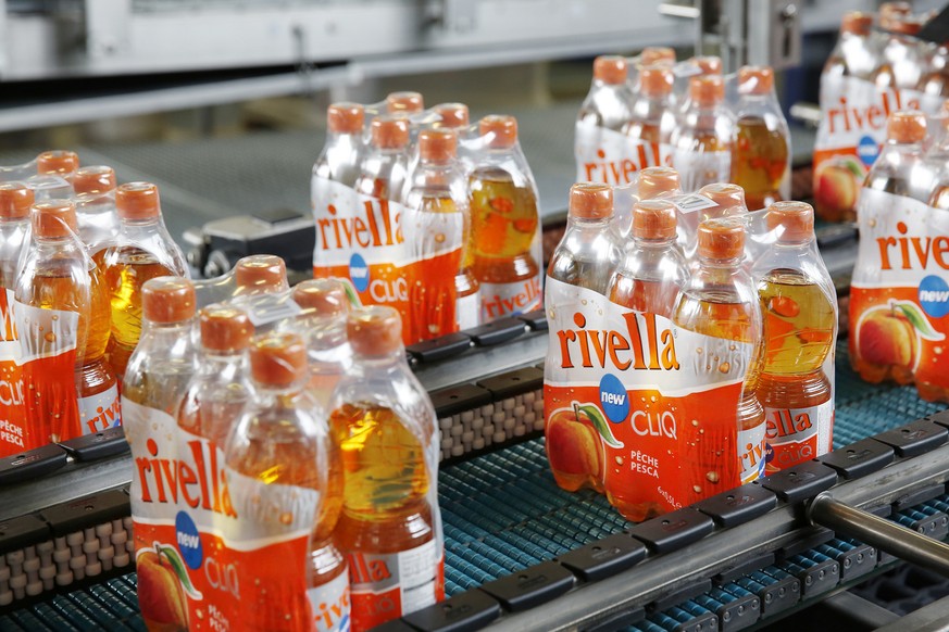 Das neue Rivella CLIQ Pfirsich auf dem Förderband in der Produktionshalle der Rivella AG, am Dienstag, 6. Mai 2014 in Rothrist. Heute wird Rivella CLIQ, eine fruchtige Produktelinie, von der Rivalla A ...