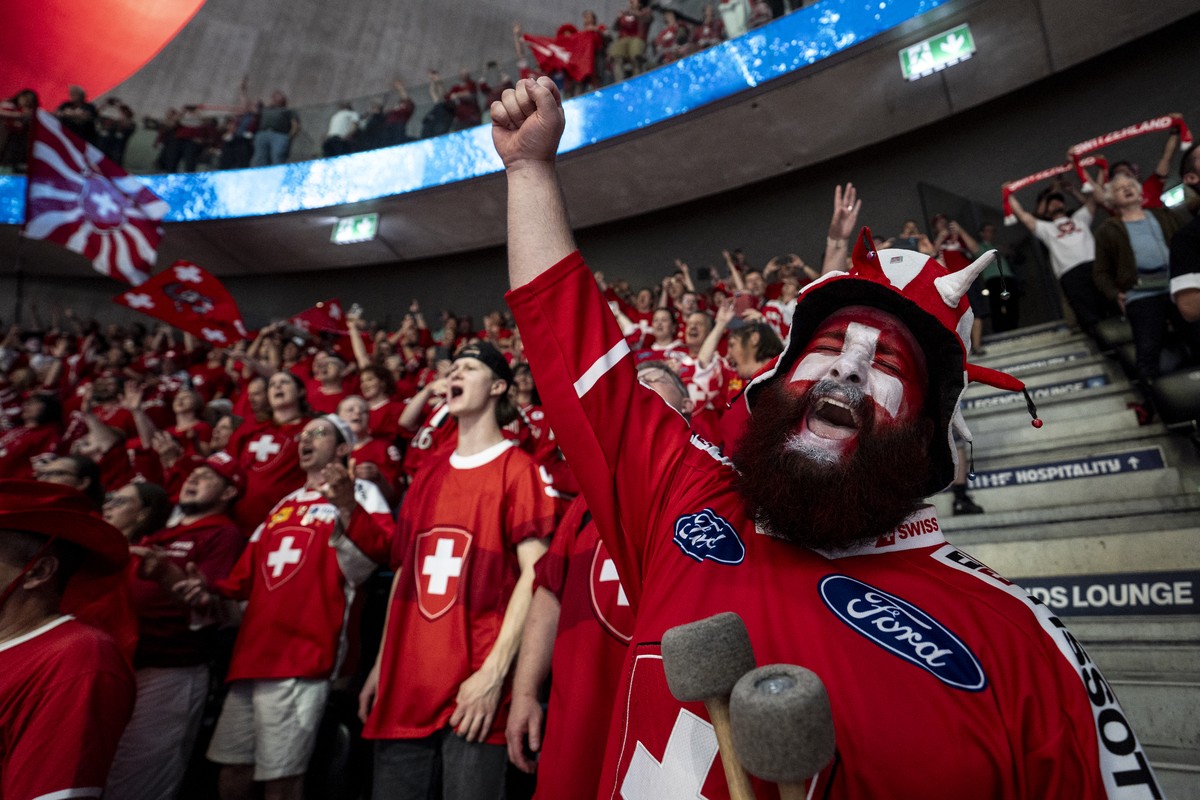 The swiss fans celebrate after the 2026 IIHF Men's Ice Hockey World Championship Quarterfinal game between Switzerland and Sweden, at the Swiss Life Arena ice hockey stadium, in Zurich, Switzerla ...