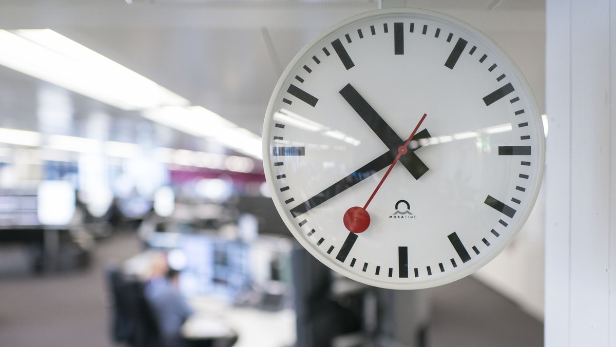 ARCHIV -- ZUM 75. JAHRESTAG DER SCHWEIZERISCHEN BAHNHOFSUHR, STELLEN WIR IHNEN FOLGENDES BILDMATERIAL ZUR VERFUEGUNG -- A SBB clock shows the time, in the background a view of the railway control cent ...