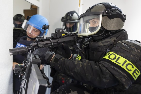 Gestellte Szene: Mitglieder der Sondereinheit Enzian und der Verhandlungsgruppe stehen vor einer geschlossenen Wohnungstuer nach einem Vorfall von haeuslicher Gewalt, am Donnerstag, 11. September 2025 ...