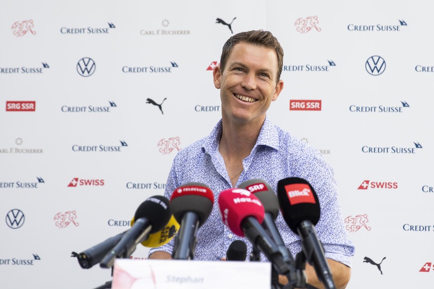 Der Schweizer Fussball-Nationalspieler Stephan Lichtsteiner gibt waehrend einer Medienkonferenz seinen Ruecktritt bekannt, am Mittwoch, 12. August 2020 in Bern. (KEYSTONE/Peter Klaunzer)