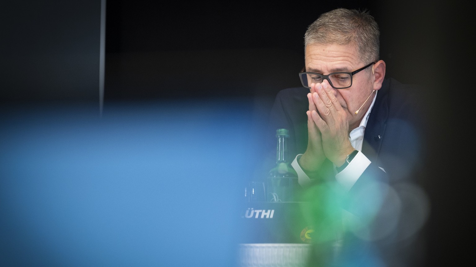Der CEO des SC Bern, Marc Luethi, spricht an einer Medienkonferenz des SCB zu sportlichen Themen und Umstrukturierungen am Mittwoch, 30. Maerz 2022 in der Postfinance Arena in Bern. (KEYSTONE/Marcel B ...