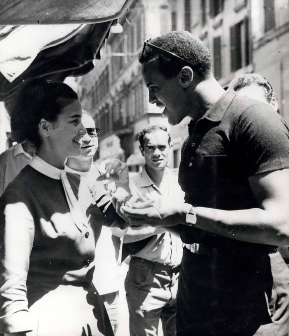 Belafonte-Urlaub in Rom Juli 1958 Rom, Italien: HARRY BELAFONTE, der König der Calypso, macht einen Kurzurlaub in Rom und gibt Autogramme für seine Bewunderer. Sein nächster Film ist Das Ende der Welt ...