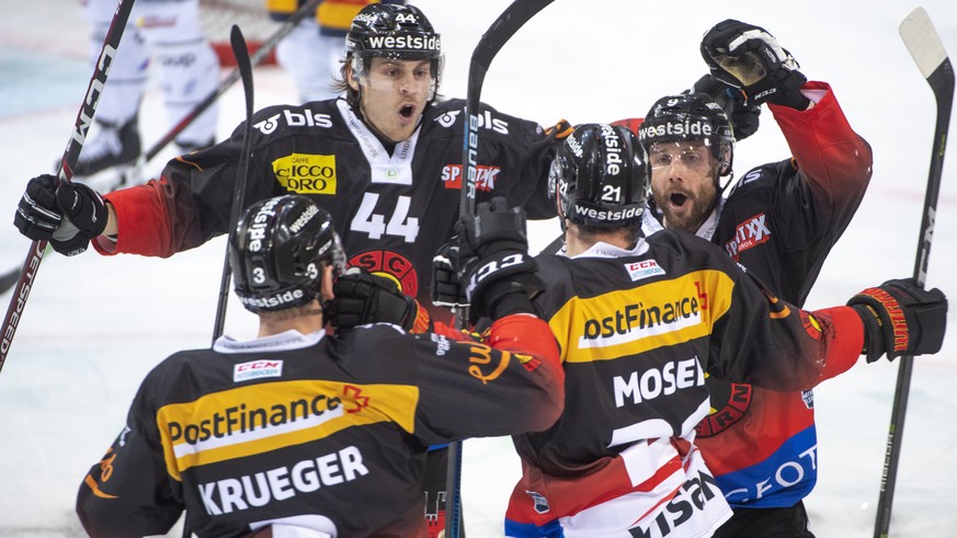 Berns, Justin Krueger, Andre Heim, Simon Moser, Jan Mursak, von links, jubeln beim 1:1, waehrend dem Meisterschaftsspiel der National League, zwischen dem SC Bern und dem EV Zug, am Freitag 14. Februa ...